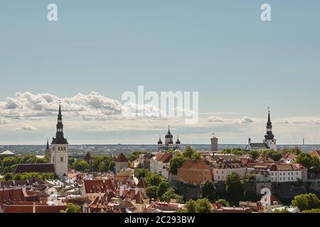 Vue sur le mur qui entoure le centre de ville de Tallinn en Estonie et la cathédrale Alexandre Nevsky Banque D'Images