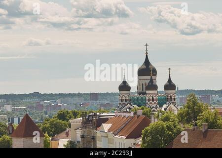 Vue sur le mur qui entoure le centre de ville de Tallinn en Estonie et la cathédrale Alexandre Nevsky Banque D'Images