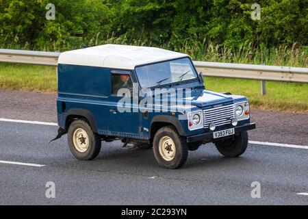 1999 bleu Land Rover Defender 90 TD5 ; véhicules mobiles pour la circulation routière, voitures conduisant un véhicule sur les routes britanniques, moteurs, conduite sur l'autoroute M6 Banque D'Images