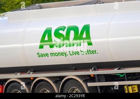 ASDA Pétrol fuel Tanker ; transport de camions, camion, transport, camion, porte-cargaison, SCANIA véhicule, transport commercial européen, industrie, M6 à Manchester, Royaume-Uni Banque D'Images