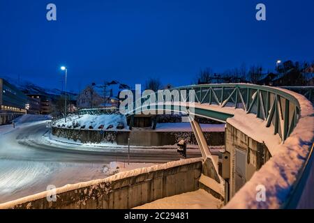 Pont de marche des piétons sur la neige couverts rond-point dans la ville de Tromso en hiver, le nord de la Norvège Banque D'Images