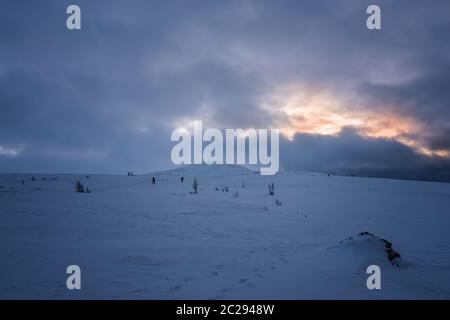 Les personnes non identifiables à marcher vers le sommet de montagne Storsteinen et le pic dans la neige parmi les merveilleux paysages d'hiver, la Norvège Banque D'Images