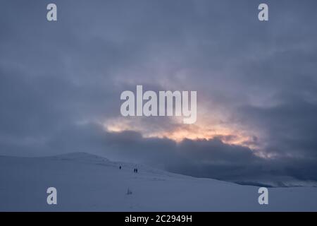 Les personnes non identifiables à marcher vers le sommet de montagne Storsteinen et le pic dans la neige parmi les merveilleux paysages d'hiver, la Norvège Banque D'Images