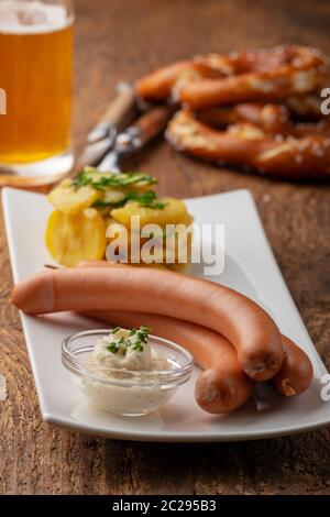 Libre de saucisses de Francfort sur bois rustique Banque D'Images