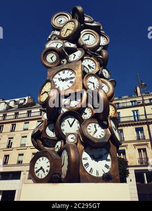 L'Heure de tous monument, Art sculpture faite d'horloges à la gare Saint-Lazare, Paris France. Monument touristique populaire comme du temps de tout le monde conc Banque D'Images