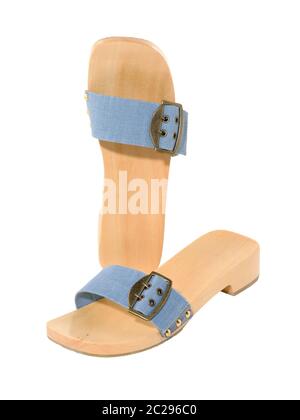 jean bleu sandals avec semelle en bois isolée sur blanc Banque D'Images