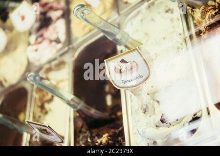 Glace italienne : glace fraîche et savoureuse en gelateria Banque D'Images