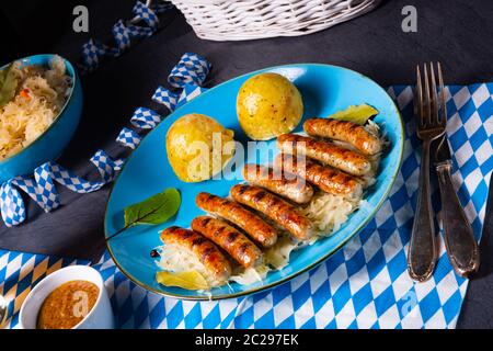 bratwuringeoise avec sauerkraut et boulettes Banque D'Images