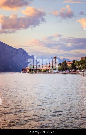 Paysage en Italie: Coucher de soleil à lago di garda, Malcesine: Lac, nuages et village Banque D'Images