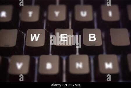 Concept World Wide Web. Mot Web écrit sur le clavier. Touches noires avec des lettres blanches message des serveurs Internet sur le clavier du pc. Arrière-plan des boutons de flou. Banque D'Images