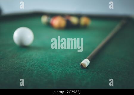 Billard dans un bar, queue et boules sur la table, heure de sortie Banque D'Images