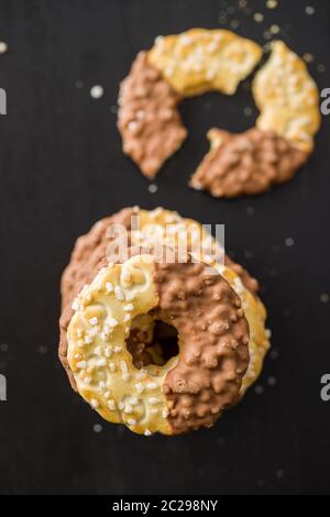 Biscuits de joints toriques. Cookies au chocolat noir sur le tableau. Vue d'en haut. Banque D'Images