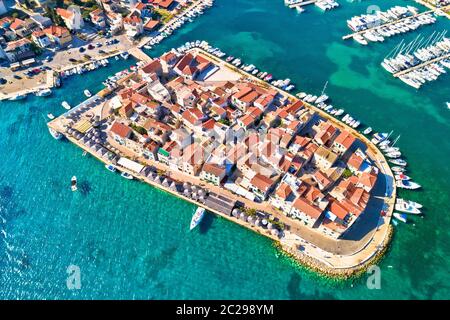 Ville de Tribunj sur petite île vue aérienne, Dalmatie centrale région de la Croatie Banque D'Images