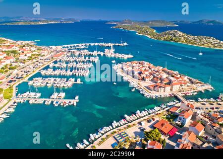 Ville dalmate de Split et étonnant archipel turquoise vue aérienne, Dalmatie Région de la Croatie Banque D'Images