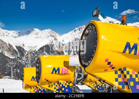 Canons à neige jaunes en Suisse Banque D'Images