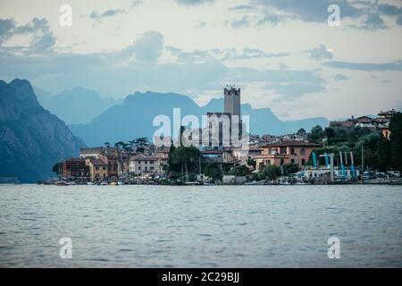 Paysage en Italie: Coucher de soleil à lago di garda, Malcesine: Lac, nuages et village Banque D'Images