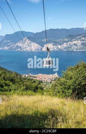 Téléphérique lors d'une belle journée d'été, paysage monte baldo, lago di garda Banque D'Images