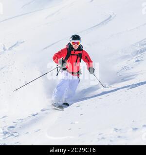 Skieur de télémark femelle dans la neige en poudre fraîche dans l'arrière-pays de la région d'Arlberg Banque D'Images