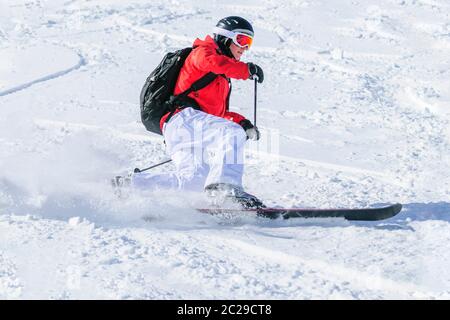 Skieur de télémark femelle dans la neige en poudre fraîche dans l'arrière-pays de la région d'Arlberg Banque D'Images