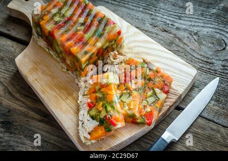 Galantine de poulet avec légumes Banque D'Images