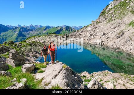 Couple randonnée au soleil du matin près de la Nebelhorn dans les Alpes Allgäu Banque D'Images