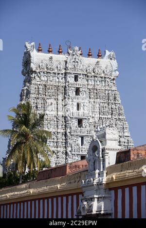 Temple hindou aux couleurs blanches dans le Kanyakumari, Tamil Nadu, Inde Banque D'Images