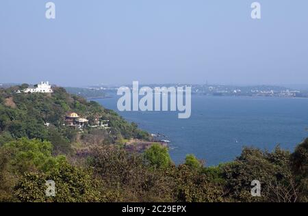 Inde. Goa vue sur la mer et les vieux bâtiments coloniaux sur la colline Banque D'Images