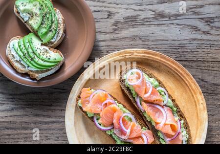 Toasts à l'avocat et garnitures différentes Banque D'Images