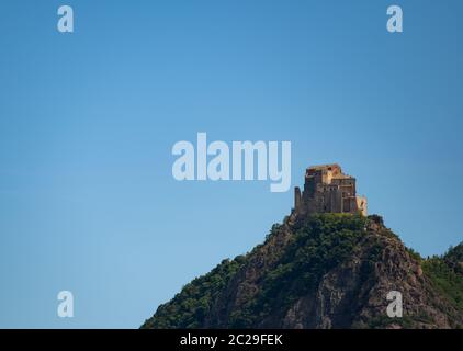 Vue sur l'abbaye de San Michele della Chiusa, Piémont, Italie. Images de la montagne sur le côté opposé de la vallée, cette abbaye perchée à la Banque D'Images