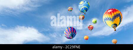 Ballons d'air chaud colorés dans le ciel Banque D'Images
