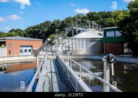Voerde, Niederrhein, Rhénanie-du-Nord-Westphalie, Allemagne - usine de traitement des eaux usées de Voerde, traitement des eaux usées dans le traitement des eaux usées modernisé Banque D'Images