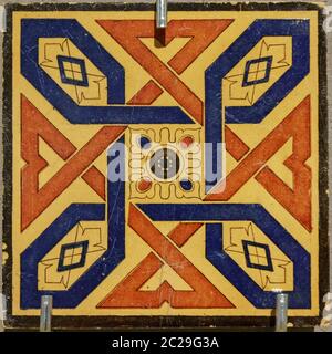 Texture de carreaux de céramique de style oriental. Carreaux de céramique turque doublés au mur. Décoration florale à motif azulejo ancien Banque D'Images
