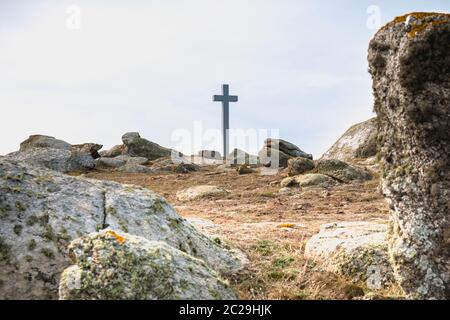 Vue de la végétation sauvage de la croix de la pointe de Chatelet sur l'île d'Yeu, France en été Banque D'Images