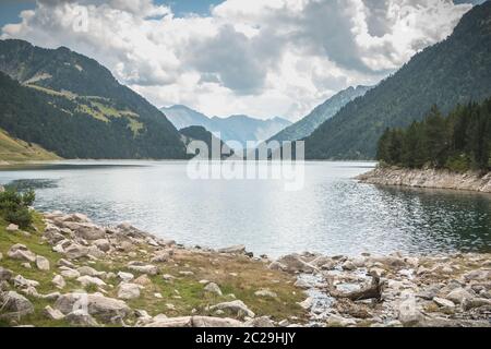 Vue sur le lac de barrage de l'Oule en vallée d'Aure en Haute-Bigorre dans le département des Hautes-Pyrénées en France Banque D'Images