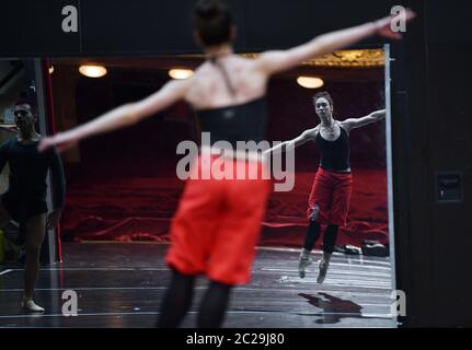 Gera, Allemagne. 11 juin 2020. Jessyca Rett, danseuse du Ballet d'État de Thuringe, s'entraîne sur la scène du théâtre Gera. Après des semaines d'abstinence de corona, ils ont une heure de formation quotidienne et les premières répétitions courtes. Seuls quatre danseurs à la fois sont autorisés à s'entraîner sur l'une des deux scènes du Théâtre Gera et dans la salle de ballet en même temps. Des lignes blanches au sol attribuent strictement chacune d'elles à sa propre zone afin de maintenir une distance suffisante. (À dpa-Korr il ya encore danse - ballet après le Corona-Lockdown) Credit: Martin Schutt/dpa-Zentralbild/dpa/Alay Live News Banque D'Images