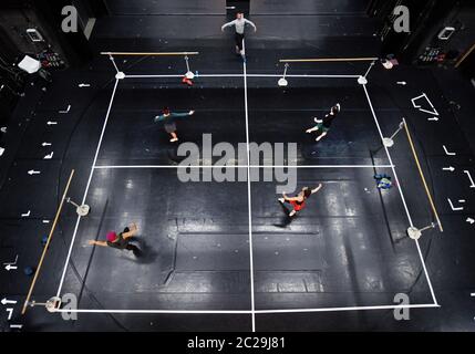 Gera, Allemagne. 11 juin 2020. Des danseurs du ballet de l'État de Thuringe s'entraînent sur la scène du théâtre Gera. Après des semaines d'abstinence de corona, ils ont une heure de formation quotidienne et les premières répétitions courtes. Seuls quatre danseurs à la fois sont autorisés à s'entraîner sur l'une des deux scènes du Théâtre Gera et dans la salle de ballet en même temps. Des lignes blanches au sol attribuent strictement chacune d'elles à sa propre zone afin de maintenir une distance suffisante. (À dpa-Korr il ya encore danse - ballet après le Corona-Lockdown) Credit: Martin Schutt/dpa-Zentralbild/dpa/Alay Live News Banque D'Images