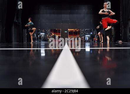 Gera, Allemagne. 11 juin 2020. Des danseurs du ballet de l'État de Thuringe s'entraînent sur la scène du théâtre Gera. Après des semaines d'abstinence de corona, ils ont une heure de formation quotidienne et les premières répétitions courtes. Seuls quatre danseurs à la fois sont autorisés à s'entraîner sur l'une des deux scènes du Théâtre Gera et dans la salle de ballet en même temps. Des lignes blanches au sol attribuent strictement chacune d'elles à sa propre zone afin de maintenir une distance suffisante. (À dpa-Korr il ya encore danse - ballet après le Corona-Lockdown) Credit: Martin Schutt/dpa-Zentralbild/dpa/Alay Live News Banque D'Images