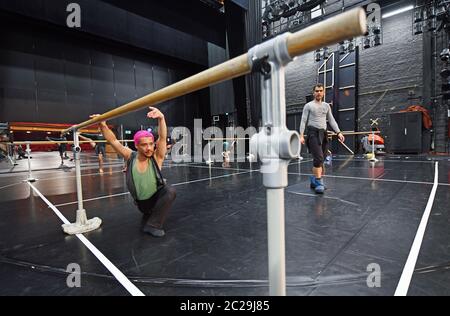 Gera, Allemagne. 11 juin 2020. Des danseurs du ballet de l'État de Thuringe s'entraînent sur la scène du théâtre Gera. Après des semaines d'abstinence de corona, ils ont une heure de formation quotidienne et les premières répétitions courtes. Seuls quatre danseurs à la fois sont autorisés à s'entraîner sur l'une des deux scènes du Théâtre Gera et dans la salle de ballet en même temps. Des lignes blanches au sol attribuent strictement chacune d'elles à sa propre zone afin de maintenir une distance suffisante. (À dpa-Korr il ya encore danse - ballet après le Corona-Lockdown) Credit: Martin Schutt/dpa-Zentralbild/dpa/Alay Live News Banque D'Images