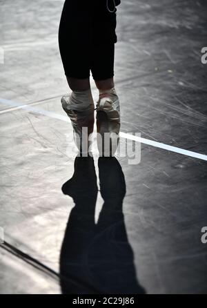 Gera, Allemagne. 11 juin 2020. Un danseur du Ballet d'État de Thuringe s'entraîne sur la scène du théâtre Gera. Après des semaines d'abstinence de corona, ils ont une heure de formation quotidienne et les premières répétitions courtes. Seuls quatre danseurs à la fois sont autorisés à s'entraîner sur l'une des deux scènes du Théâtre Gera et dans la salle de ballet en même temps. Des lignes blanches au sol attribuent strictement chacune d'elles à sa propre zone afin de maintenir une distance suffisante. (À dpa-Korr il ya encore danse - ballet après le Corona-Lockdown) Credit: Martin Schutt/dpa-Zentralbild/dpa/Alay Live News Banque D'Images