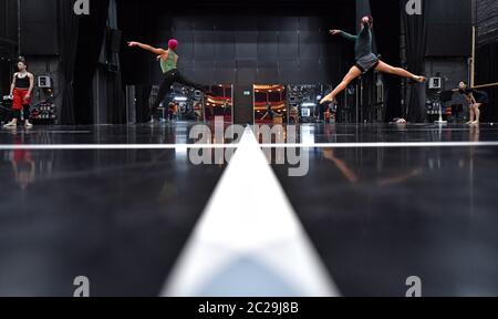 Gera, Allemagne. 11 juin 2020. Des danseurs du ballet de l'État de Thuringe s'entraînent sur la scène du théâtre Gera. Après des semaines d'abstinence de corona, ils ont une heure de formation quotidienne et les premières répétitions courtes. Seuls quatre danseurs à la fois sont autorisés à s'entraîner sur l'une des deux scènes du Théâtre Gera et dans la salle de ballet en même temps. Des lignes blanches au sol attribuent strictement chacune d'elles à sa propre zone afin de maintenir une distance suffisante. (À dpa-Korr il ya encore danse - ballet après le Corona-Lockdown) Credit: Martin Schutt/dpa-Zentralbild/dpa/Alay Live News Banque D'Images