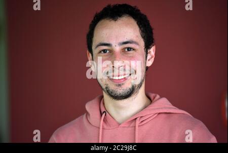 Gera, Allemagne. 11 juin 2020. Vinicius Leme, danseur du Ballet d'État de Thuringe, se dresse au Théâtre Gera. Après des semaines d'abstinence de corona, ils ont une heure de formation quotidienne et les premières répétitions courtes. Seuls quatre danseurs à la fois sont autorisés à s'entraîner sur l'une des deux scènes du théâtre Gera et dans la salle de ballet en même temps. Des lignes blanches au sol attribuent strictement chacune d'elles à sa propre zone afin de maintenir une distance suffisante. (À dpa-Korr il ya encore danse - ballet après le Corona-Lockdown) Credit: Martin Schutt/dpa-Zentralbild/dpa/Alay Live News Banque D'Images