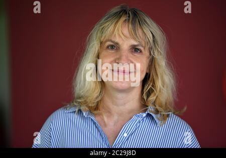 Gera, Allemagne. 11 juin 2020. Silvana Schröder, directrice du ballet du Land de Thuringe, se trouve au Théâtre Gera. Après des semaines d'abstinence de corona, ils ont une heure de formation quotidienne et les premières répétitions courtes. Seuls quatre danseurs à la fois sont autorisés à s'entraîner sur l'une des deux scènes du théâtre Gera et dans la salle de ballet en même temps. Des lignes blanches au sol attribuent strictement chacune d'elles à sa propre zone afin de maintenir une distance suffisante. (À dpa-Korr il ya encore danse - ballet après le Corona-Lockdown) Credit: Martin Schutt/dpa-Zentralbild/dpa/Alay Live News Banque D'Images