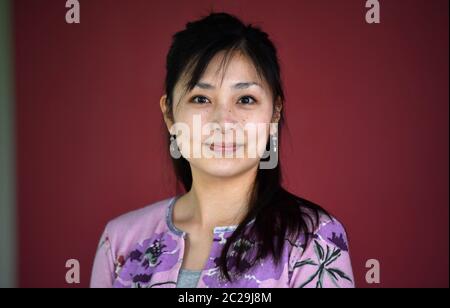 Gera, Allemagne. 11 juin 2020. Sayo Yoshida, danseuse du Ballet de l'État de Thuringe, se trouve au Théâtre Gera. Après des semaines d'abstinence de corona, ils ont une heure de formation quotidienne et les premières répétitions courtes. Seuls quatre danseurs à la fois sont autorisés à s'entraîner sur l'une des deux scènes du théâtre Gera et dans la salle de ballet en même temps. Des lignes blanches au sol attribuent strictement chacune d'elles à sa propre zone afin de maintenir une distance suffisante. (À dpa-Korr il ya encore danse - ballet après le Corona-Lockdown) Credit: Martin Schutt/dpa-Zentralbild/dpa/Alay Live News Banque D'Images