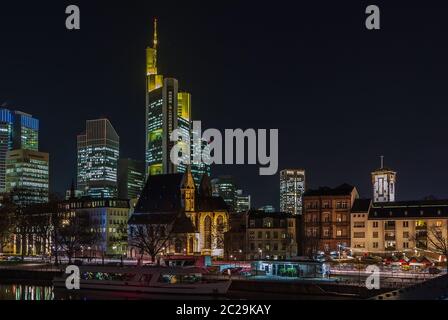 Vue de Francfort-sur-le-main la nuit, Allemagne Banque D'Images