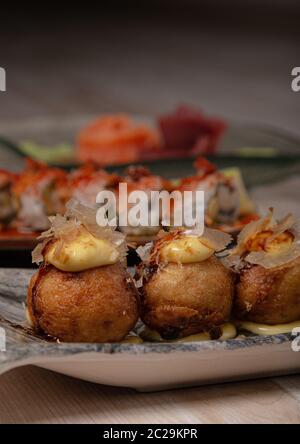 Image verticale de divers plats japonais, takoyaki, uramaki Banque D'Images