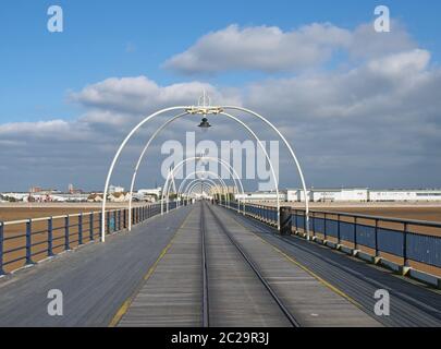 une vue panoramique le long de la jetée de southport merseyside avec la plage à marée basse, un jour d'été avec les bâtiments de la ville an Banque D'Images