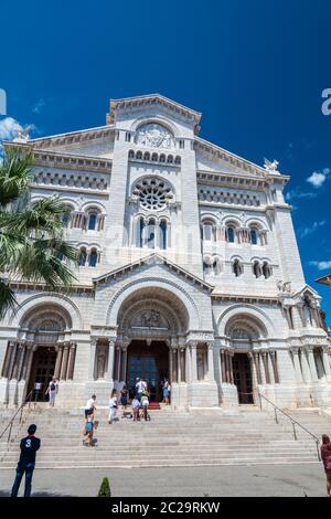 Monaco-ville, Monaco - 13 juin 2019 : extérieur de la Cathédrale de Monaco (Cathédrale de Monaco) à Monaco-ville, Monaco. Il est célèbre pour les tombeaux de P Banque D'Images