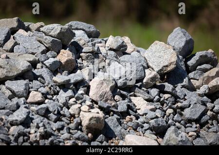 Petit gravier rochers empilés à la lisière d'une forêt Banque D'Images