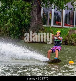 Wakeboard adolescent sur un lac - Brwinow, Masovia, Pologne Banque D'Images