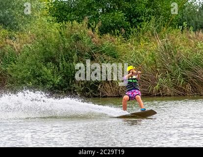 Wakeboard adolescent sur un lac - Brwinow, Masovia, Pologne Banque D'Images